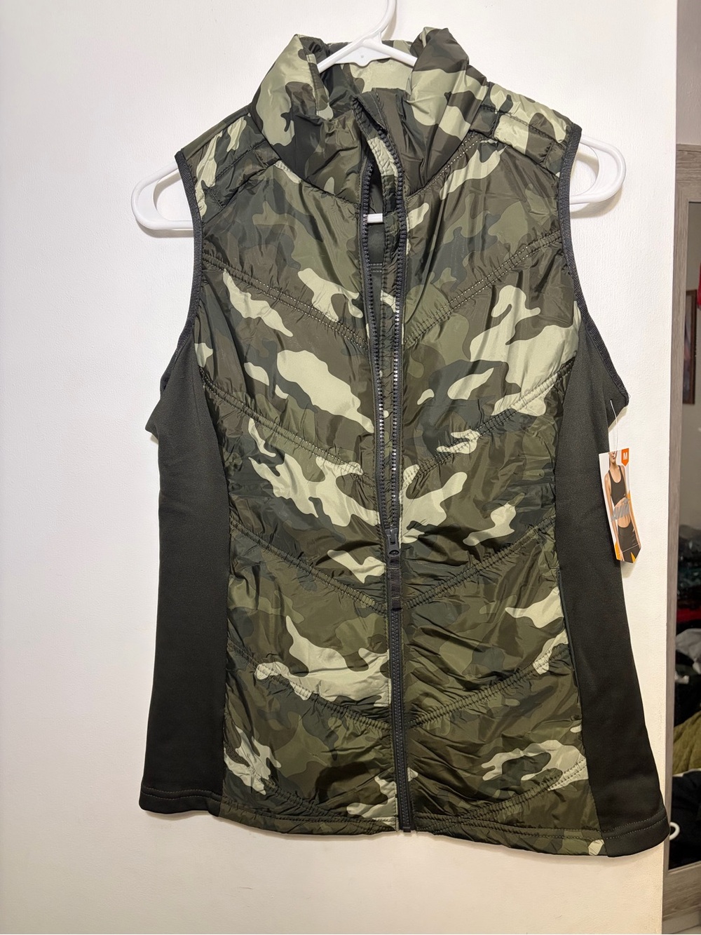 Avia  women’s quilted camo vest medium NWT